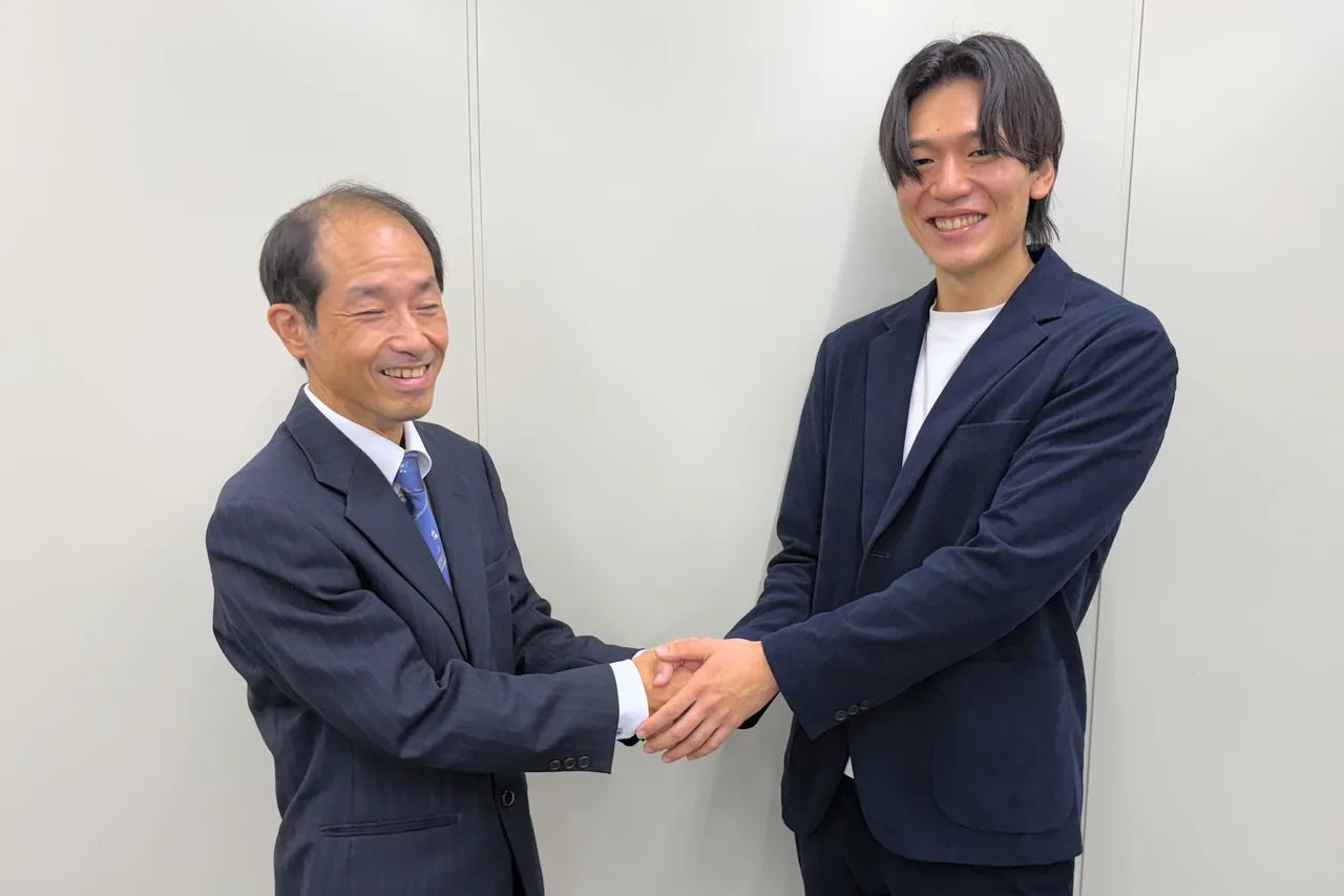 握手をする赤川様と杉山
