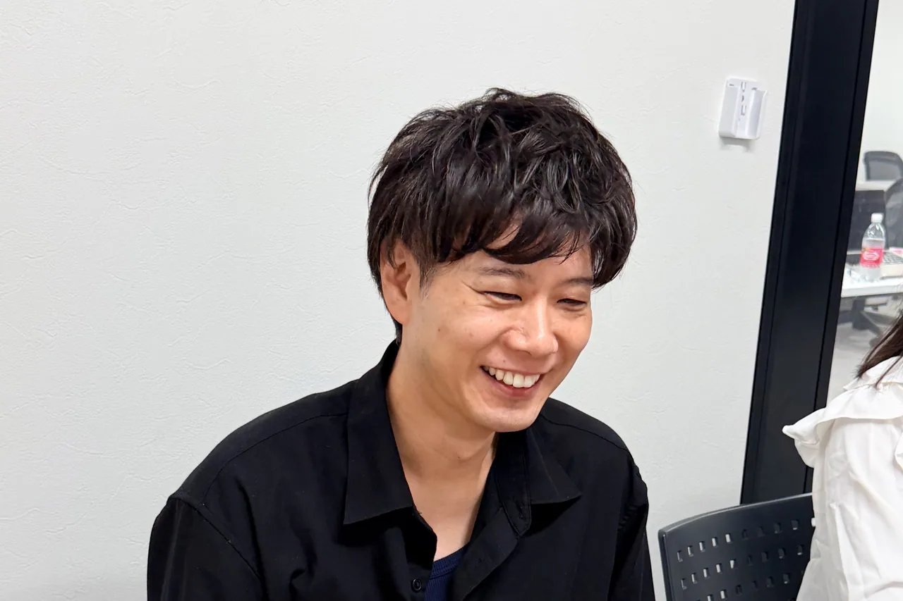 笑顔で話す笹谷様